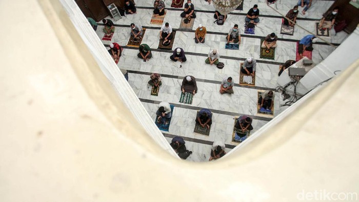 Masjid Cut Meutia, Jakarta Pusat kembali menggelar shalat jumat setelah beberapa bulan tidak dapat menggelar ibadah salat berjamaah. Shalat jumat ini merupakan shalat jumat pertama masa PSBB transisi.
