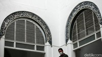 Kini masjid yang terletak di Jakarta Pusat ini kembali ramai oleh jemaah setelah sebelumnya ditutup karena pandemi virus Corona (COVID-19).