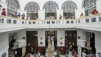 Lantai satu dan dua penuh oleh jemaah.