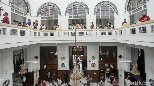 Masjid Cut Meutia, Jakarta Pusat kembali menggelar shalat jumat setelah beberapa bulan tidak dapat menggelar ibadah salat berjamaah. Shalat jumat ini merupakan shalat jumat pertama masa PSBB transisi.