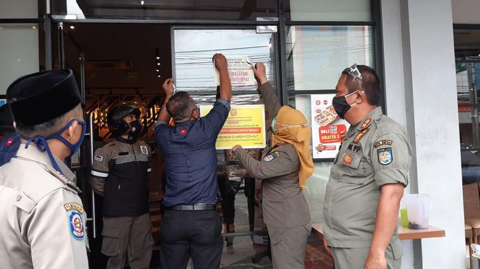 Satpol PP Depok Lepas Stker Larangan Makan di Tempat