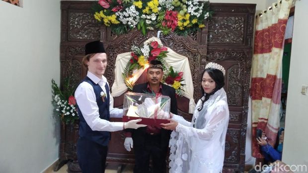Seorang WN Rusia menikahi gadis asal Kulon Progo, Jumat (5/6/2020).