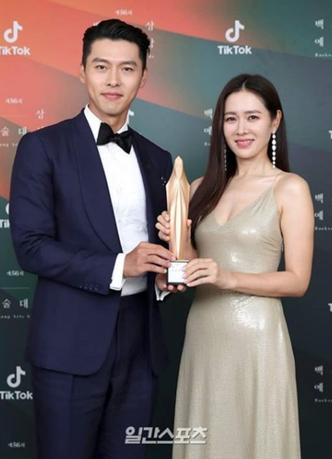 Menurut Dispatch, Hyun Bin dan Son Ye Jin sudah pacaran selama delapan bulan. Hubungan cinta mereka bersemi tidak lama setelah syuting drama Korea Crash Landing On You berakhir pada Februari Agensi Hyun Bin, Vast Entertainment, dan agensi Son Ye Jin, MSteam Entertainment, juga sudah menyatakan kabar pacaran aktor dan aktris mereka itu benar adanya. Foto: Dok. Instagram
