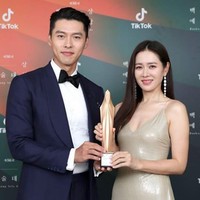 Menurut Dispatch, Hyun Bin dan Son Ye Jin sudah pacaran selama delapan bulan. Hubungan cinta mereka bersemi tidak lama setelah syuting drama Korea Crash Landing On You berakhir pada Februari Agensi Hyun Bin, Vast Entertainment, dan agensi Son Ye Jin, MSteam Entertainment, juga sudah menyatakan kabar pacaran aktor dan aktris mereka itu benar adanya. Foto: Dok. Instagram