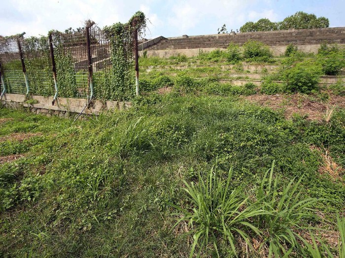 Stadion Benteng yang tak terawat.