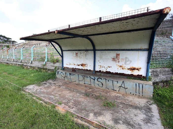Stadion Benteng yang tak terawat.