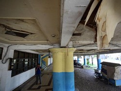 Dari sisi luar stadion, ada banyak internit yang sudah berlubang, (Foto: detikcom/Rengga Sancaya)