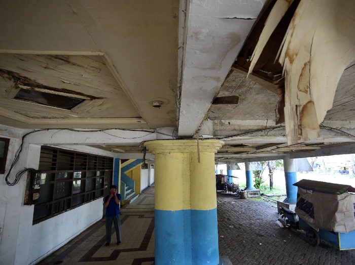 Stadion Benteng yang tak terawat.