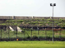 Penampakan lain tribune stadion yang sudah seperti kebuh, banyak tanaman, (Foto: detikcom/Rengga Sancaya)