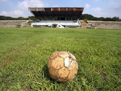 Sepinya aktivitas bisa digambarkan dengan bola yang sudah usang di tengah lapangan ini. (Foto: detikcom/Rengga Sancaya)