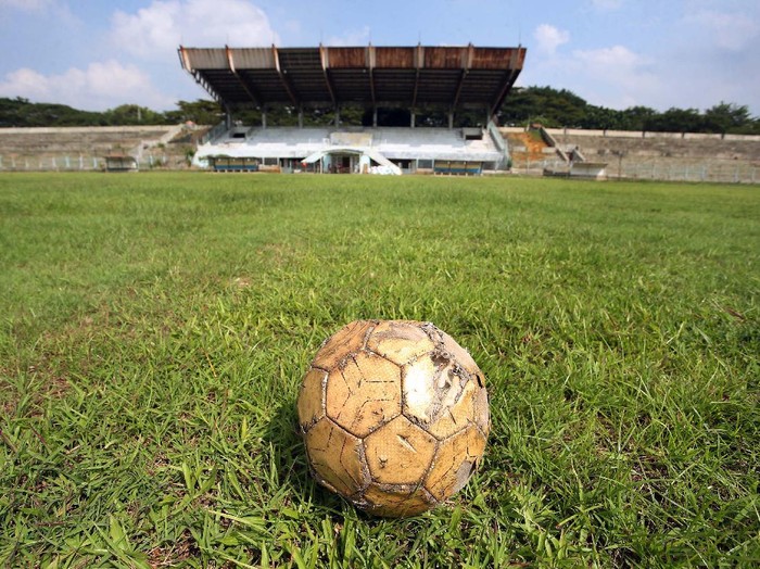 Stadion Benteng yang tak terawat.