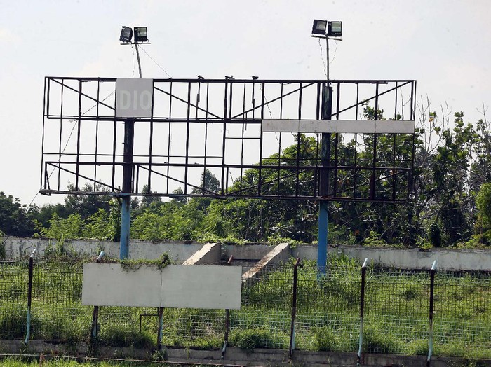 Stadion Benteng yang tak terawat.