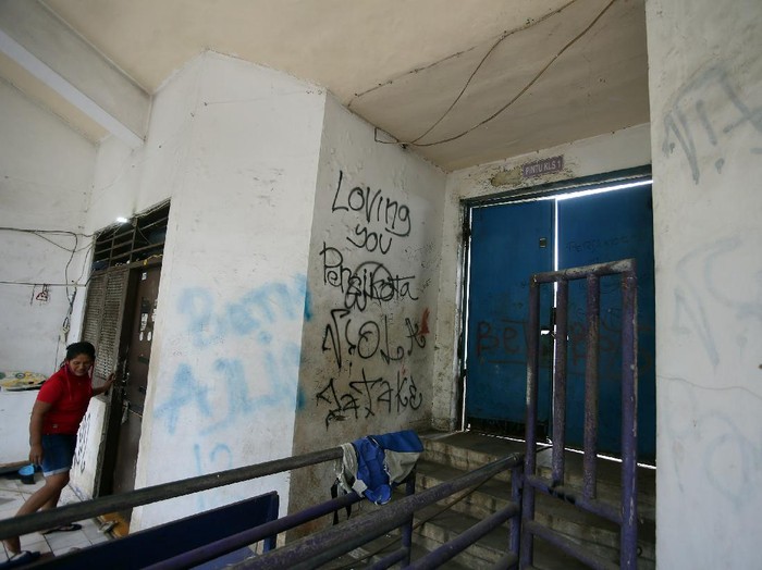 Stadion Benteng yang tak terawat.