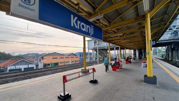 Stasiun Kranji Bekasi sepi penumpang. (Foto: Isal/detikcom)