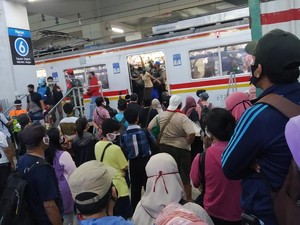 PSBB Transisi DKI Dimulai, Stasiun Manggarai Dipadati Penumpang Sore Ini
