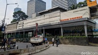 Sebelumnya, area tersebut biasa digunakan para ojek menaik atau menurunkan penumpang sehingga membuat akses ke stasiun tersendat. Akses ojek dipindah sekitar 30 meter dari depan akses stasiun.