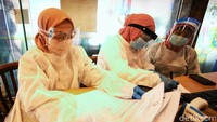 PNS kembali berdinas di masing-masing instansinya pada hari pertama PSBB transisi fase I.