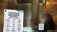 Saat beraktivitas, para PNS menerapkan protokol kesehatan COVID-19.