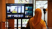 Pengukuran suhu tubuh saat masuk kantor.