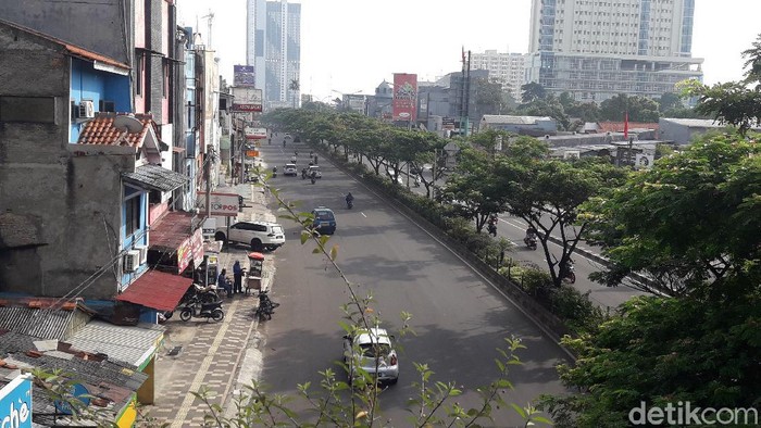 Suasana lalu lintas di Jalan Margonda Raya, Depok