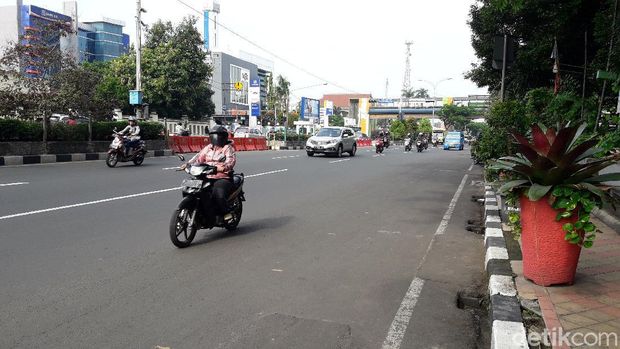 Suasana lalu lintas di Jalan Margonda Raya, Depok