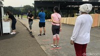Terlihat dalam foto antrian yang tertib dengan menerapkan physical distancing. (Foto: Ayunda/detikHealth)