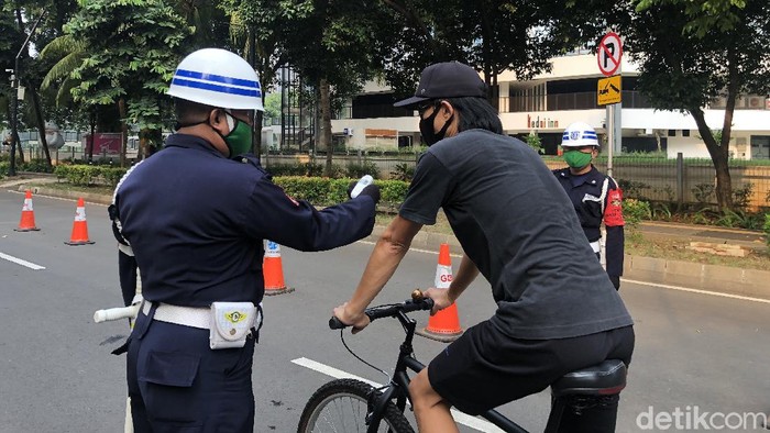 Suasana New Normal di Ring Road GBK, Pengunjung Wajib Pakai Masker Suasana New Normal di Ring Road GBK, Pengunjung Wajib Pakai Masker