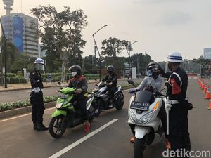 Kembali Dibuka, Warga Antre Masuk GBK di Minggu Pagi