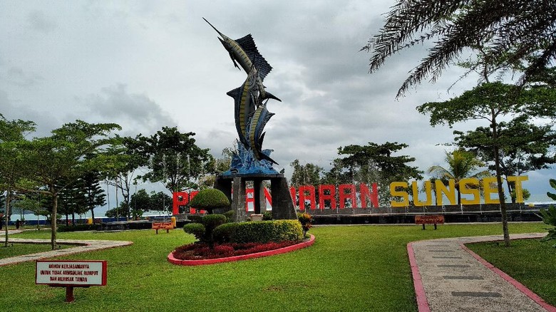 Suasana Pangandaran Hari Pertama Buka Kembali Sejumlah wisatawan mulai mengunjungi objek wisata pantai Pangandaran, Jumat (5/6/2020). Tapi jumlahnya belum terlalu signifikan.