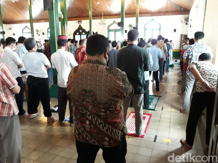 Suasana salat Jumat di Masjid Al-Wustho Pura Mangkunegaran Solo, Jumat (5/6/2020).
