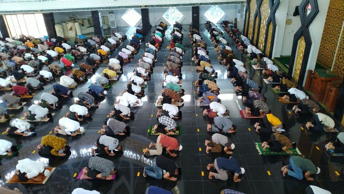 Suasana salat Jumat di Masjid Baitul Faizin Bogor (Foto: Sachril/detikcom)