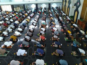 Bermasker-Jaga Jarak, Begini Suasana Salat Jumat di Masjid Baitul Faizin Bogor