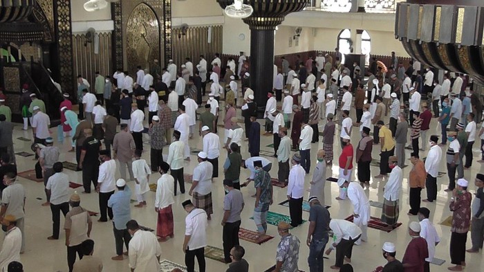 Suasana salat Jumat di Masjid Baiturahman Gorontalo (Ajis-detikcom).