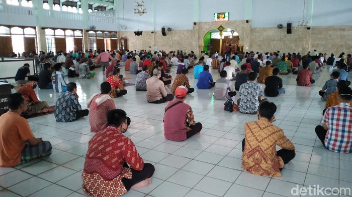 Suasana salat Jumat perdana di Masjid Agung Kulon Progo di masa pandemi virus Corona