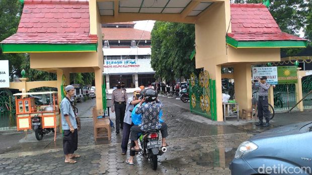 Suasana salat Jumat perdana di Masjid Agung Kulon Progo di masa pandemi virus Corona
