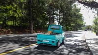 Tidak ada yang berubah pada kargo bagian belakang, tetapi sang modifikator telah mengisi celah-celah di sisi mobil sehingga Suzuki Carry ini terlihat lebih padat dan aerodinamis. Lampu belakang juga sudah dirubah menjadi LED dengan kap lampu yang dicat gelap. Foto: Zing