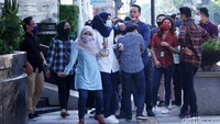 Warga berkumpul tanpa menerapkan physical distancing.