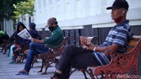 Sebagian warga tetap menerapkan jaga jarak saat beraktivitas di kawasan Gedung Merdeka Kota Bandung.