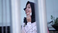 Warga beraktivitas dengan tetap memakai masker. Namun sebagian dari mereka memakai masker dengan tidak benar.