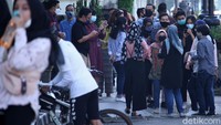 Kawasan Gedung Merdeka Kota Bandung dipenuhi oleh warga. Ada yang berswafoto, duduk-duduk hingga beristirahat usai olahraga. Warga berkerumun di kawasan Gedung Merdeka Kota Bandung, Jawa Barat, Jumat (5/6/2020).
