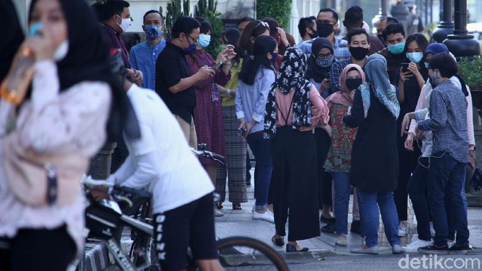 Tak Hanya Braga, Kawasan Gedung Merdeka Juga Ramai Kerumunan Tak hanya Jalan Braga, kawasan Gedung Merdeka Kota Bandung, Jawa Barat, juga dipenuhi oleh warga. Pantauan detikcom, Jumat (5/6/2020) warga melakukan aktivitas di kawasan Gedung Merdeka.