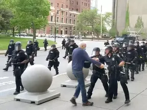Brutal! 2 Polisi New York Dorong Lansia Hingga Jatuh dan Berdarah