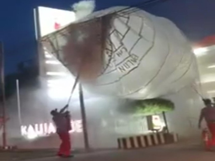 Tangkapan layar video viral. Sebuah balon udara jatuh di SPBU Kalijambe, Sragen, Jumat (5/6/2020).