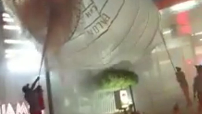 Tangkapan layar video viral. Sebuah balon udara jatuh di SPBU Kalijambe, Sragen, Jumat (5/6/2020).