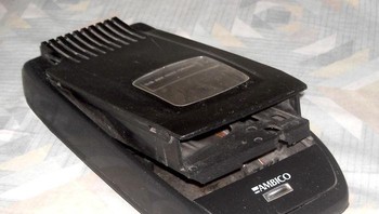 Dulu ada alat untuk menggulung kaset VHS. Foto: Bored Panda 