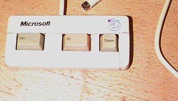 Komputer ngehang? Jangan lupa tombol satu ini. Foto: Bored Panda