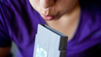 Game sekarang tinggal didownload untuk dimainkan, dulu menggunakan catridge. Hayo siapa yang jika game ngadat meniup catridge? Foto: Bored Panda