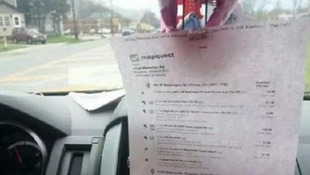 Beruntunglah sekarang ada peta digital yang bantu navigasi secara langsung. Dulu petunjuk harus dicetak. Foto: Bored Panda