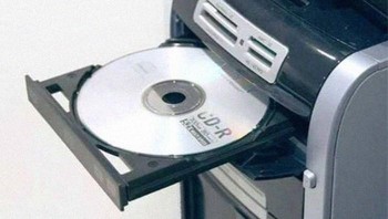 Ada yang membuat playlist lagu favorit di CD? Foto: Bored Panda