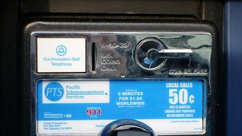 Telpon koin salah satu alat komunikasi utama di era 90-an. Ada hari-hari terlihat adanya antrean panjang untuk bergantian menelpon.  Foto: Bored Panda